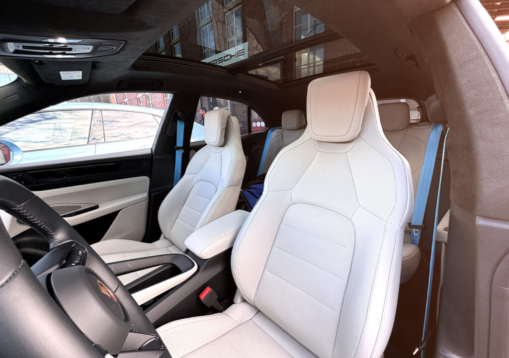 interieur couleur craie dans ce nouveau Porsche Macan Rwd electric 2025