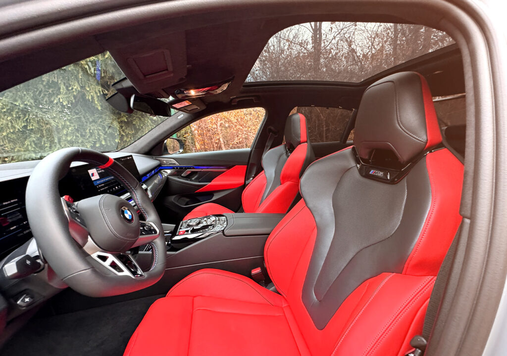 intérieur cuir rouge et noir BMW M5 G90 2025